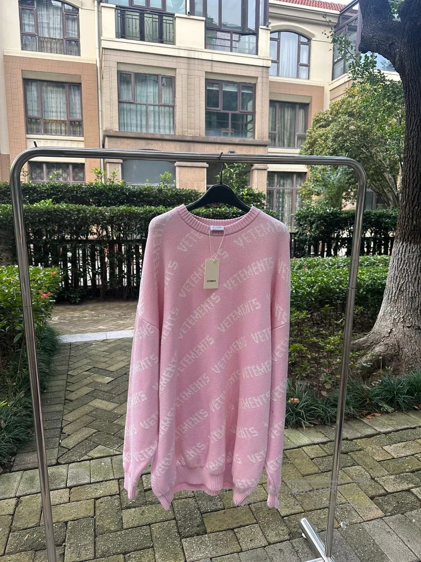 Vetements Vetements Pink Logo Sweater. Size L / US 10 / IT 46 - 1 Thumbnail