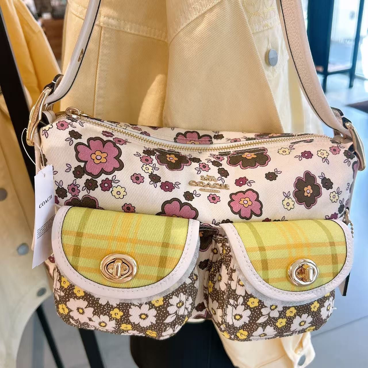 Coach Cargo Shoulder Bag With Floral Print CDW55 Chalk/Daisy Size ONE SIZE - 2 Thumbnail