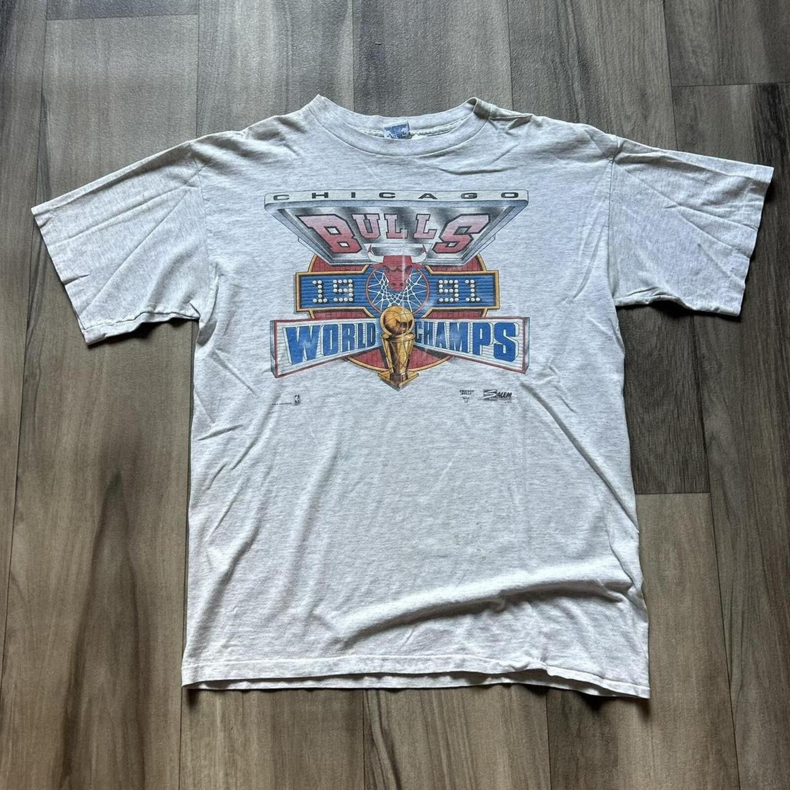 Salem Sportswear Vintage 1991 NBA Chicago Bulls t shirt size L basketball Size US L / EU 52-54 / 3 - 1 Thumbnail