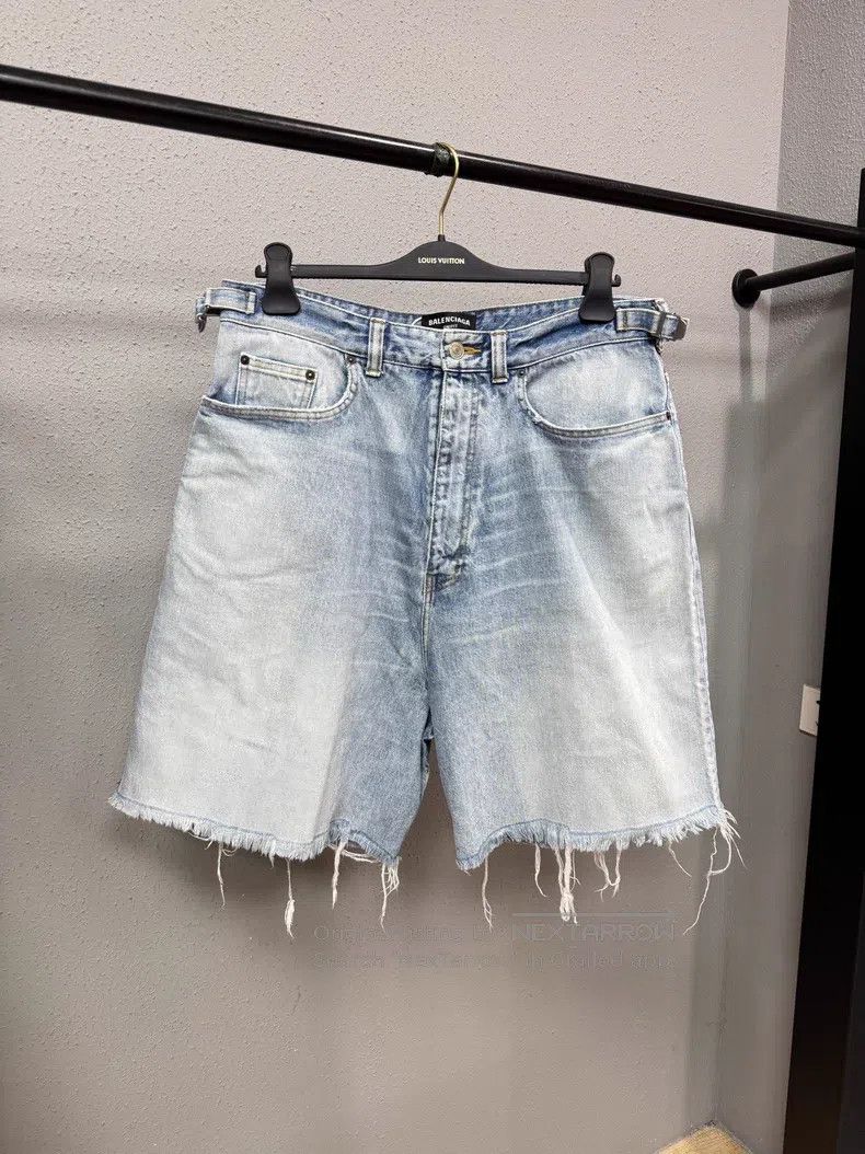 Balenciaga Balenciaga size M Cut and Washed Fringe Denim Shorts Size US 27 - 1 Thumbnail