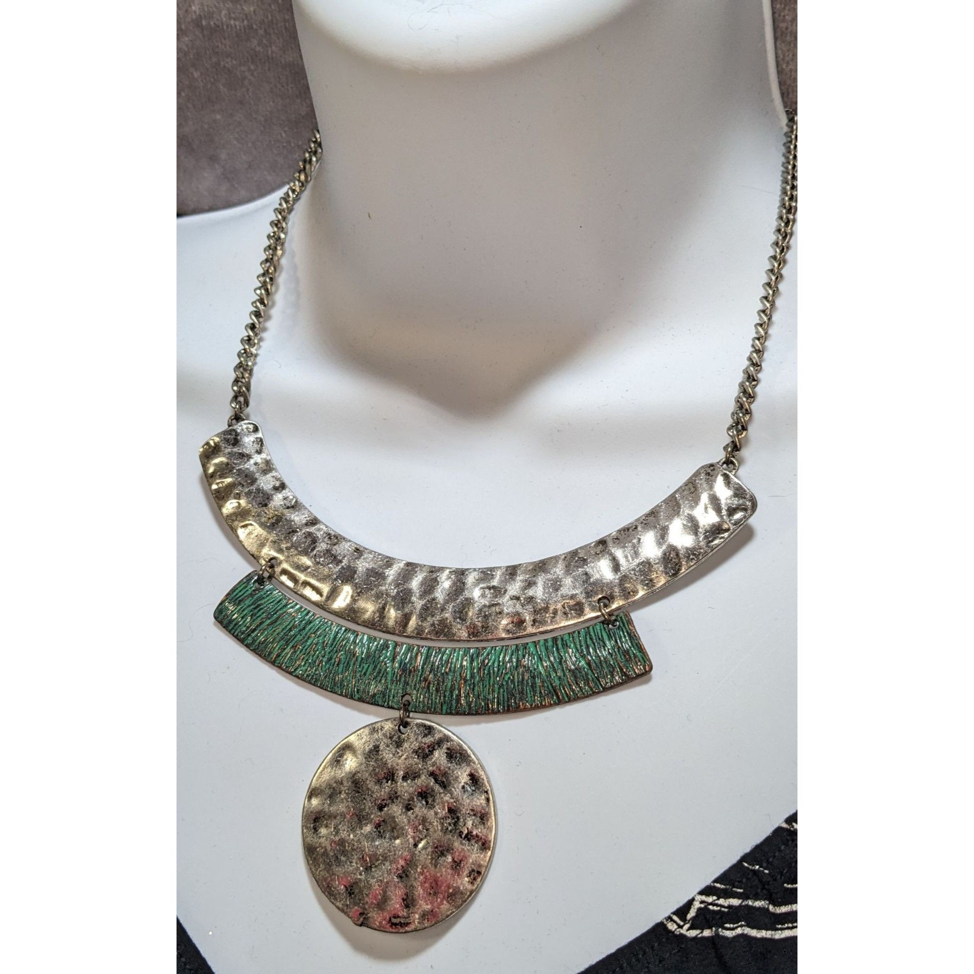 Other Brutalist Geometric Hammered Silver Tone Necklace With Green Size ONE SIZE - 2 Thumbnail