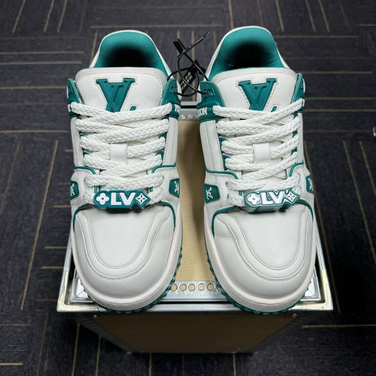 Louis Vuitton LV Trainer White Green Size US 7.5 / EU 40-41 - 1 Thumbnail