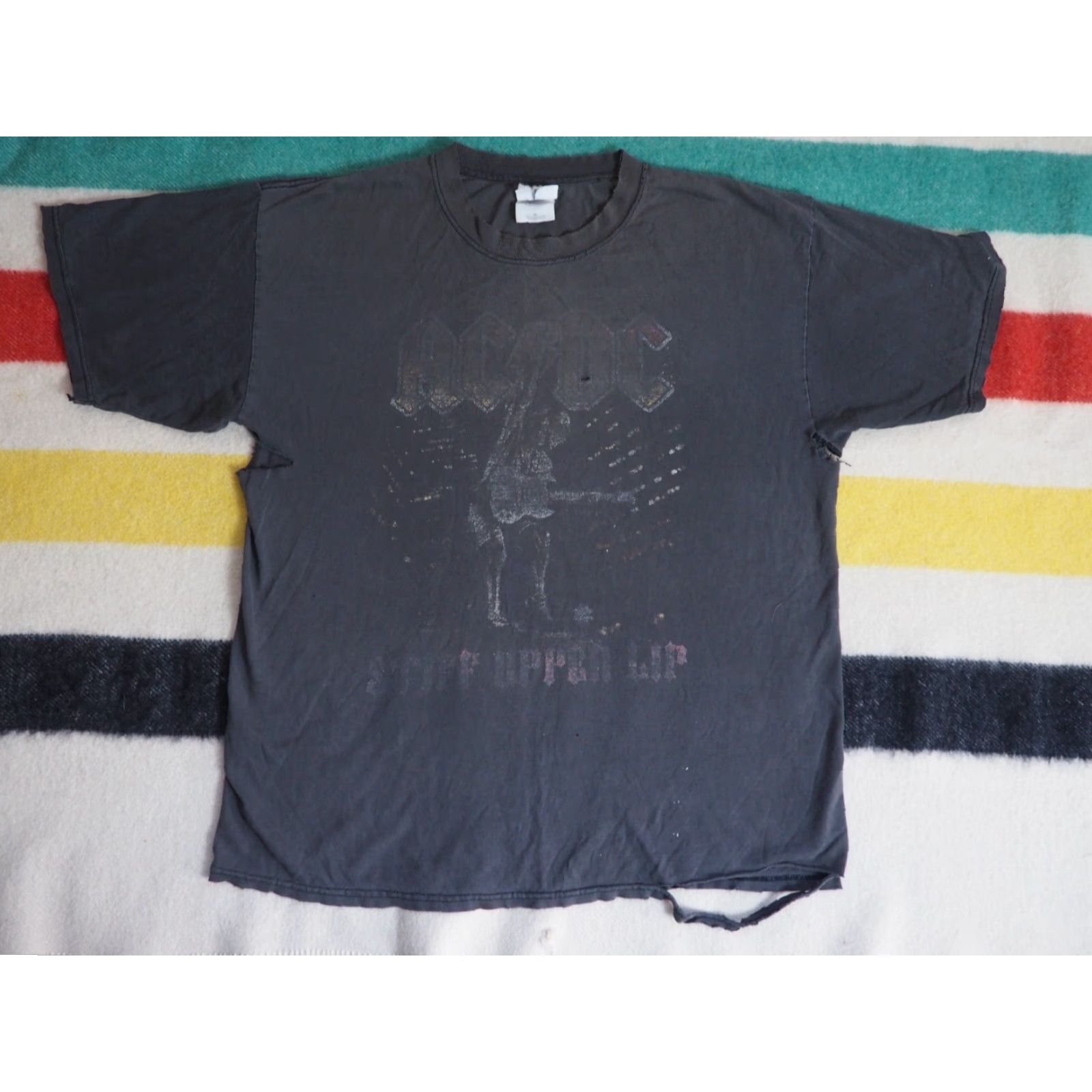 Gildan VTG AC/DC Stiff Upper Lip Distress Black Tee T-Shirt XL Men Shirt Graphic 2000s Grunge Band Size US XL / EU 56 / 4 - 2 Thumbnail