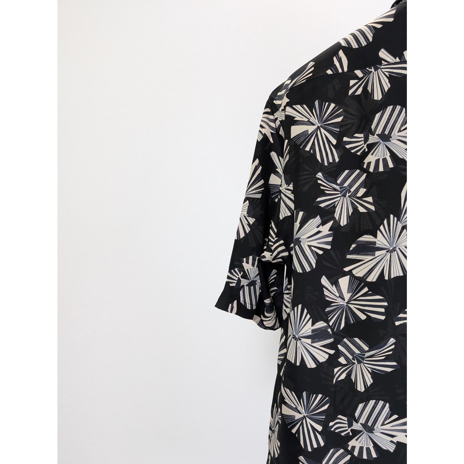 Saint Laurent Paris o1rshd1 Imprime Fleur Origami Half sleeve Shirt in Noir Size US S / EU 44-46 / 1 - 7 Thumbnail