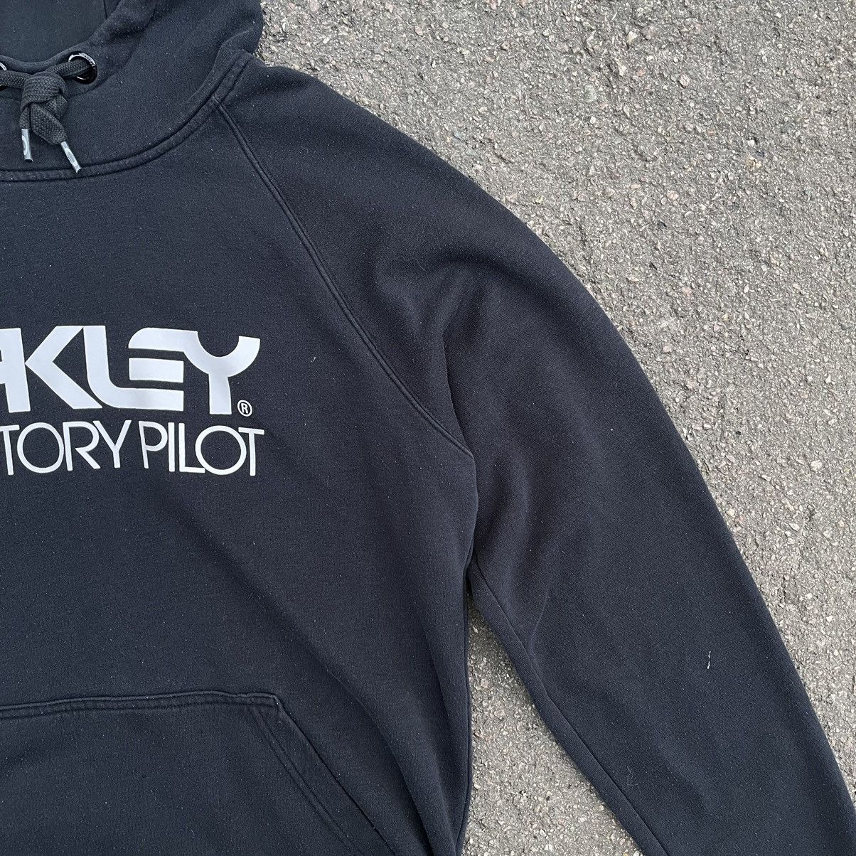Oakley Vintage Oakley Hoodie Big Logo Sweater Y2K 90s Streetwear Size US M / EU 48-50 / 2 - 3 Thumbnail