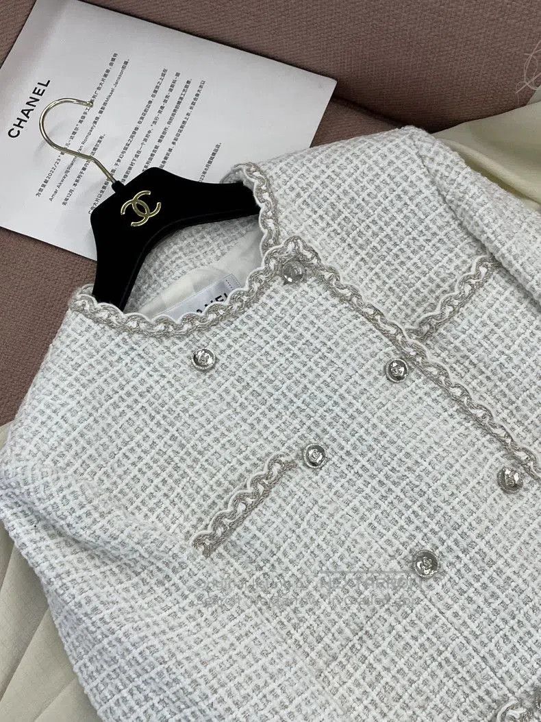 Chanel Chanel 25C White Tweed Double-Breasted Jacket. Size US S / EU 44-46 / 1 - 3 Thumbnail