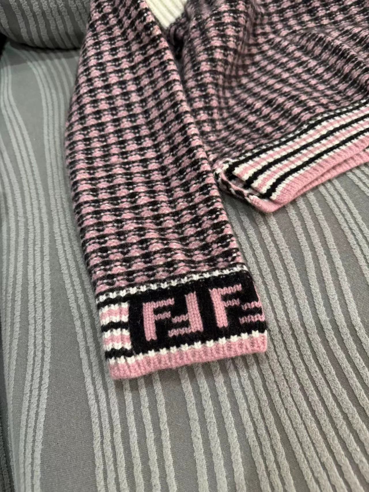 Fendi Fendi Authentic Turtleneck Cashmere Sweater 99 New Size S / US 4 / IT 40 - 2 Thumbnail