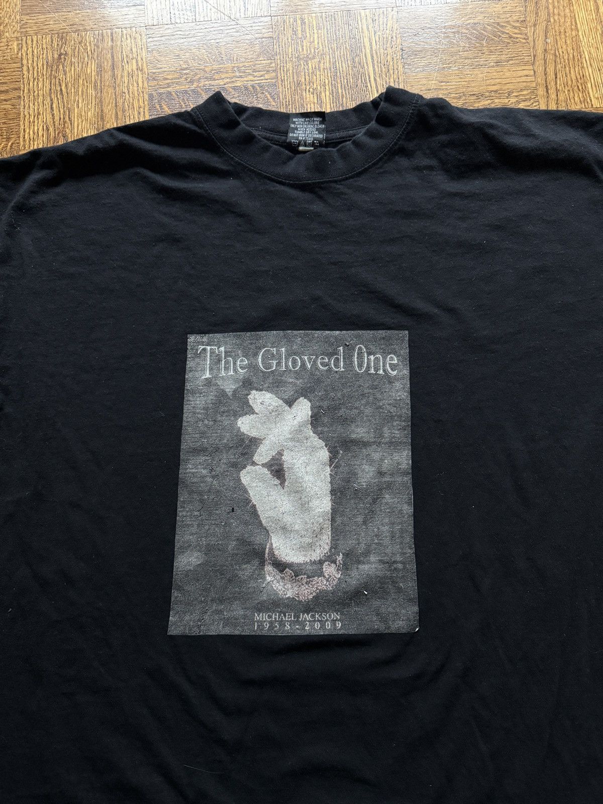 Vintage Vintage Y2K Michael Jackson "The Gloved One" Graphic Tee Size US XXL / EU 58 / 5 - 1 Thumbnail