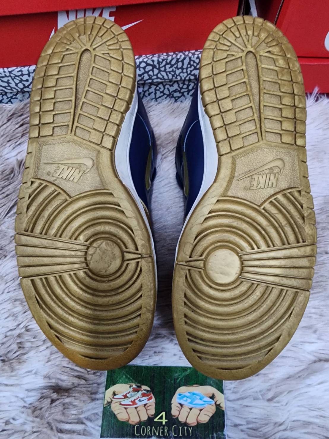 Nike Nike Sb Dunk Low Supreme Metallic Gold Size US 11 / EU 44 - 8 Thumbnail