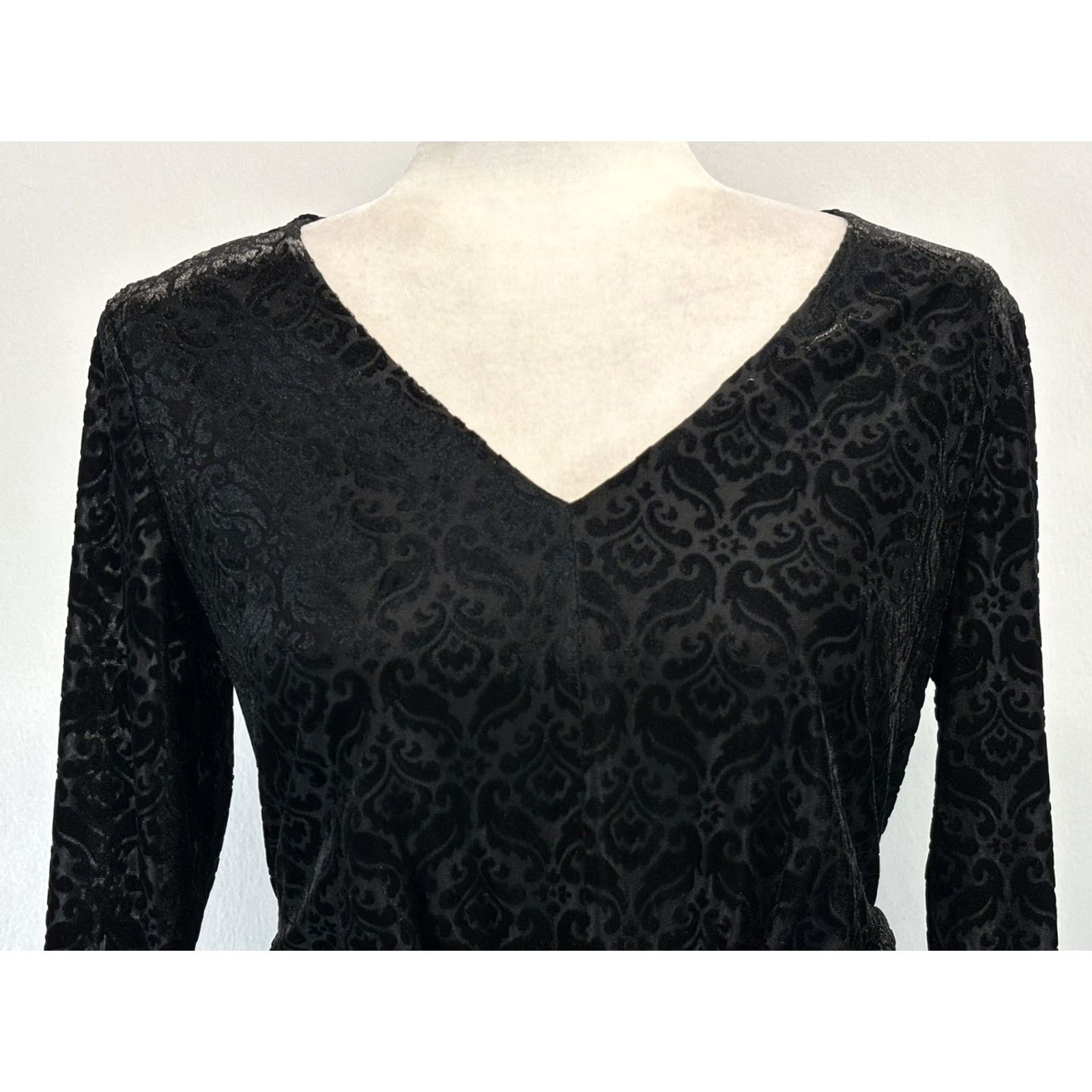 Talbots Talbots Velvet Burnout Sheath Knee Length Dress Womens M Witchy Goth Stretch Twist Front Black 3/4 Sleeve V-Neck Knee Length Vintage No N/A Size M / US 6-8 / IT 42-44 - 5 Thumbnail