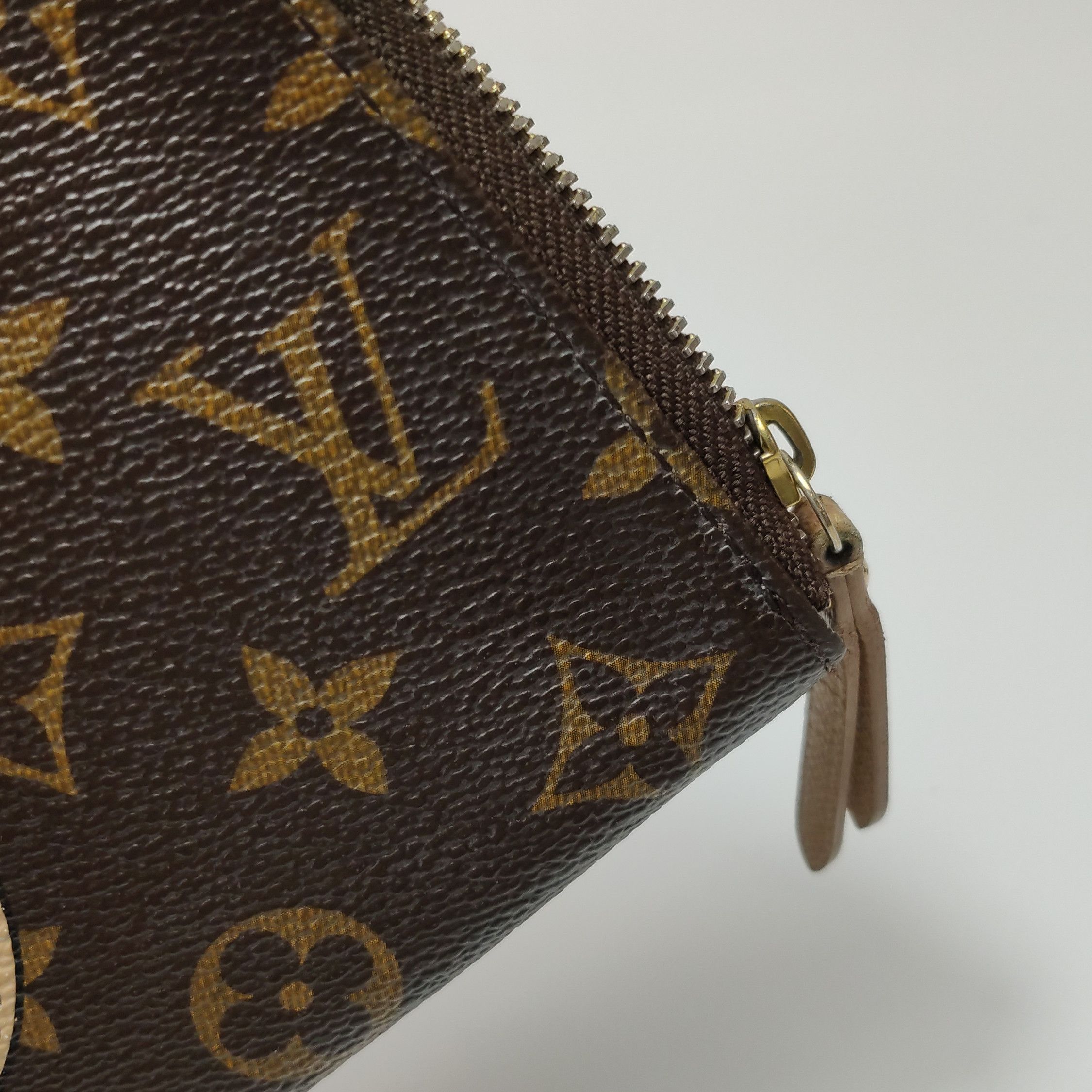 Louis Vuitton Louis Vuitton (LV) Cowhide Monogram Emblem Wallet -y2506 Size ONE SIZE - 6 Thumbnail