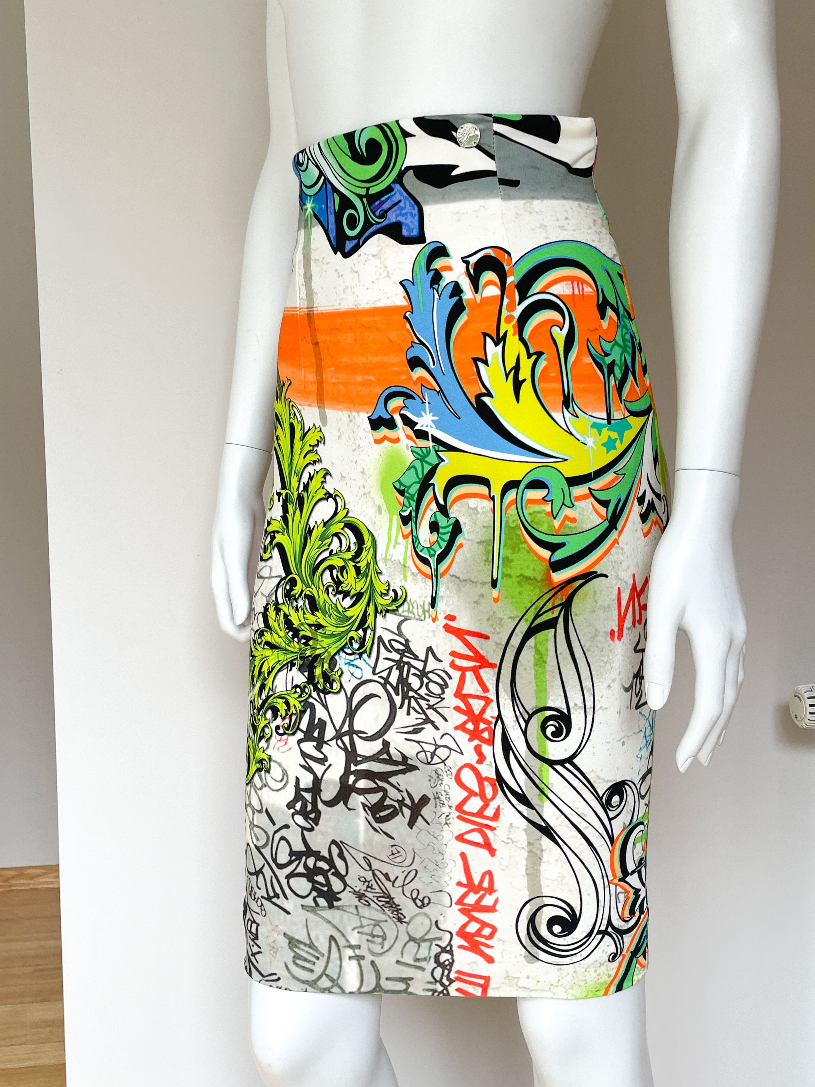 Versace graffiti skirt Size 25" / US 0 / IT 36 - 3 Thumbnail