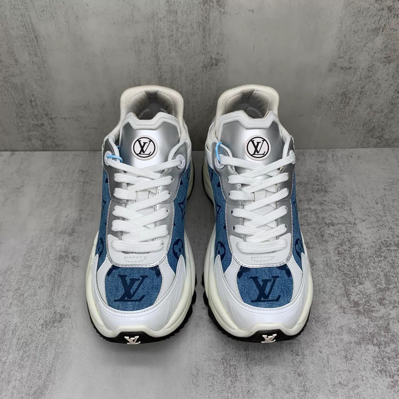 Louis Vuitton Lv Run 55 Denim Monogram Sneaker 35.5 (98 New) Size US 5 / IT 35 - 4 Thumbnail