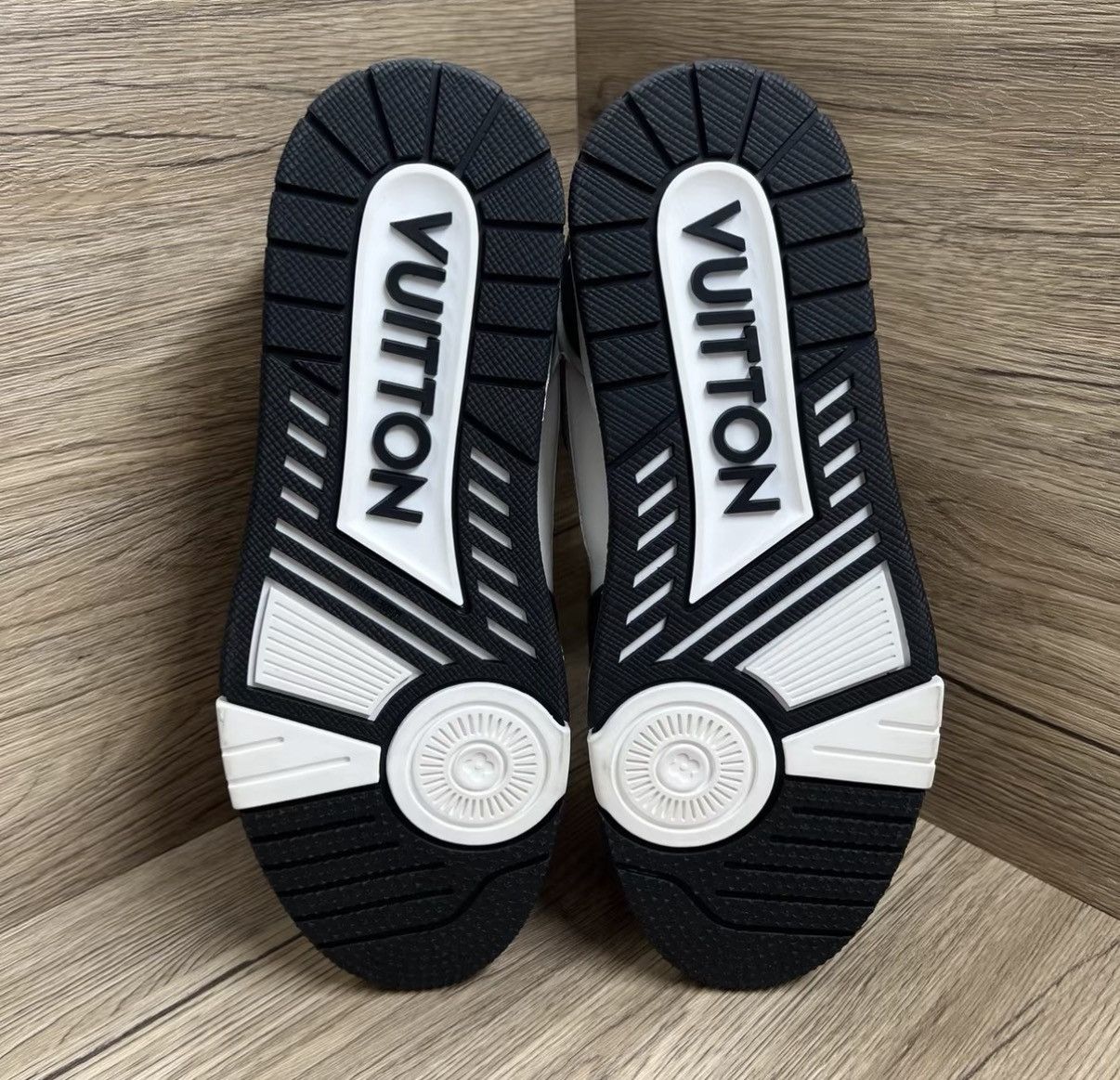 Louis Vuitton Louis Vuitton Trainer Denim Velcro Sneakers J41 Size US 7 / EU 40 - 7 Thumbnail