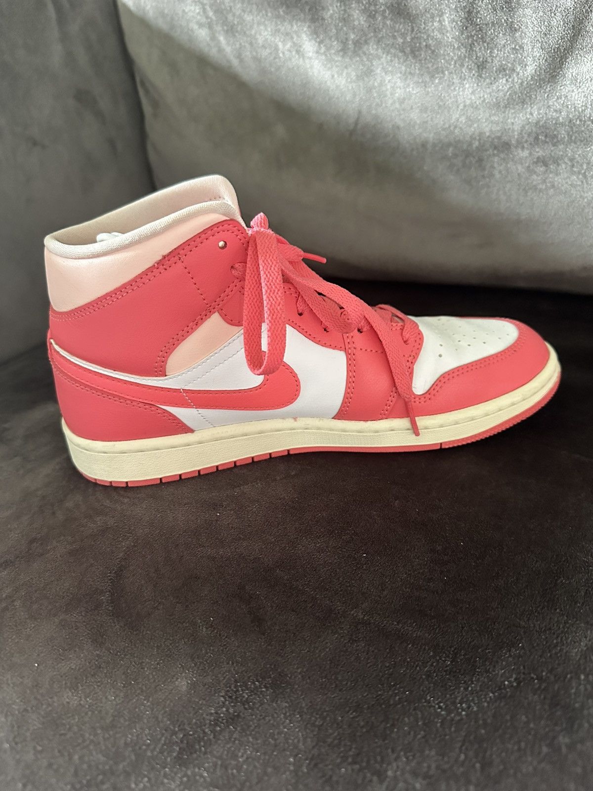 Nike Air Jordan 1 Mid ‘Strawberries and Cream’ Maat 40.5 Size US 9.5 / IT 39.5 - 6 Thumbnail