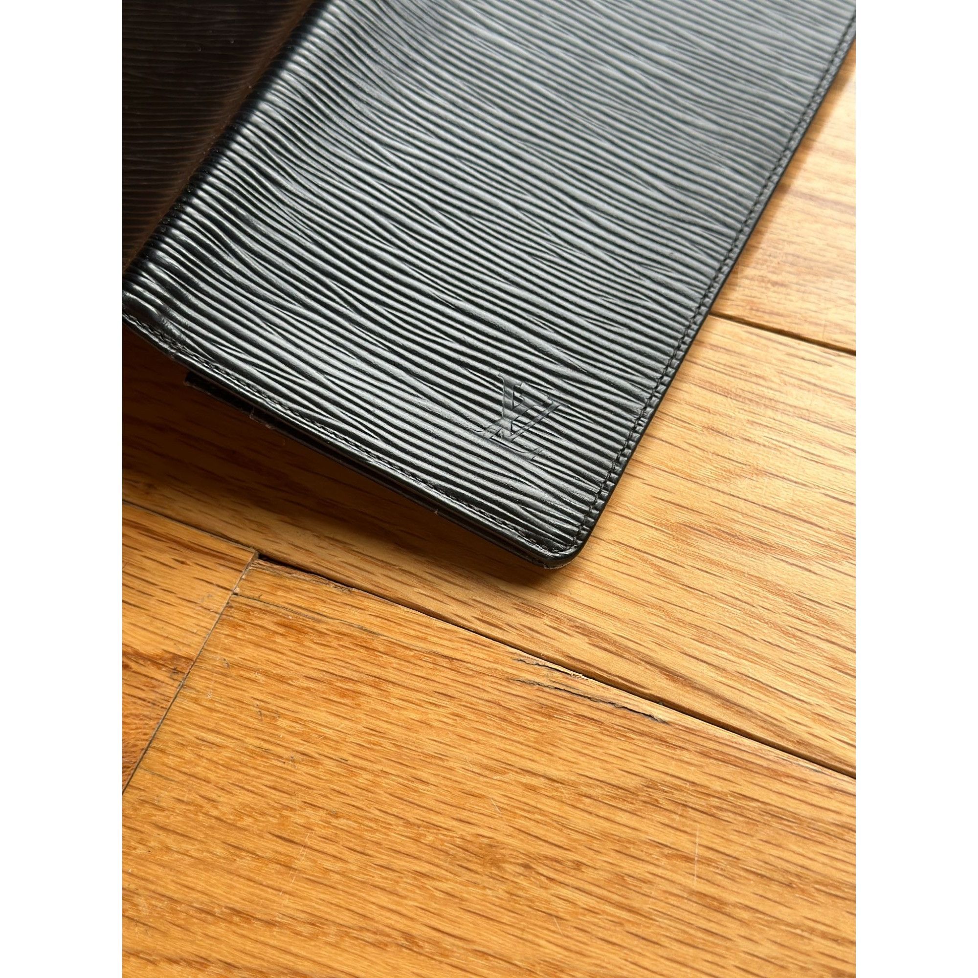 Louis Vuitton AUTHENTIC LOUIS VUITTON PORTE CARTES CREDIT M63212 NOIR EPI Size ONE SIZE - 9 Thumbnail