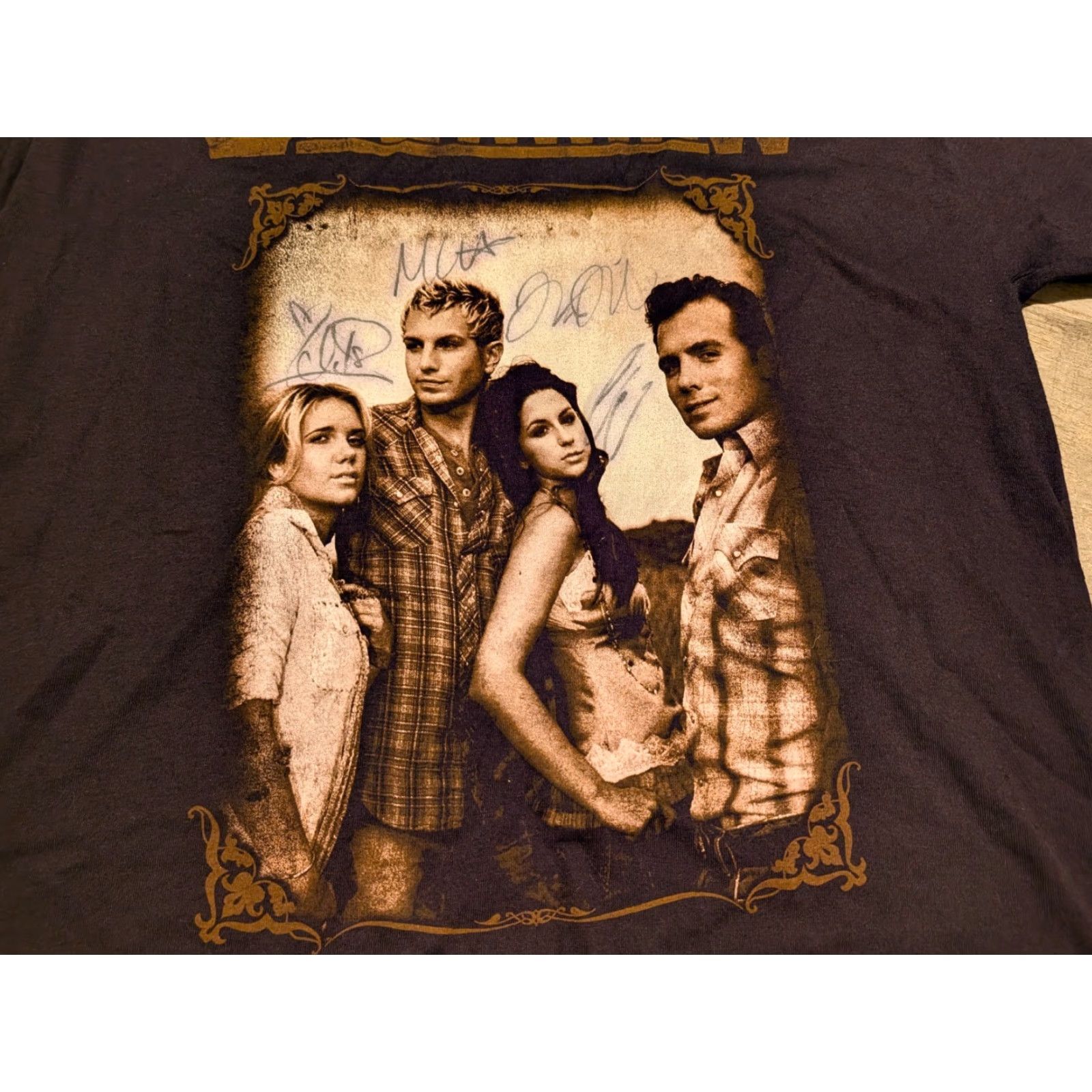 Hanes VINTAGE Gloriana Concert Tour T-Shirt Men's L Autographed Hanes Black Short Sleeve 2010 Band Signatures (Very Good) Size US L / EU 52-54 / 3 - 2 Thumbnail