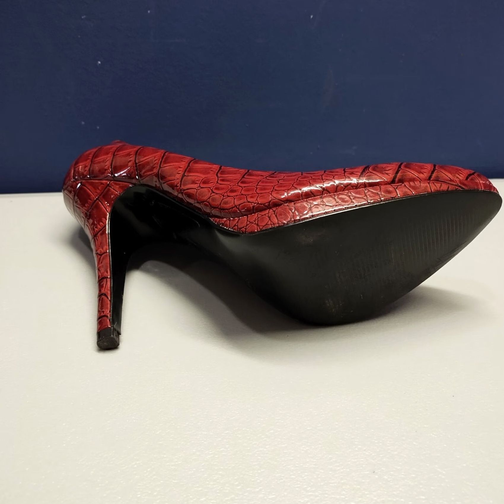 Vintage BCBG Generation Womens Pumps Size 7.5B Red Snakeskin Comfort Stiletto Heel Shoes Size US 8 / IT 38 - 6 Thumbnail