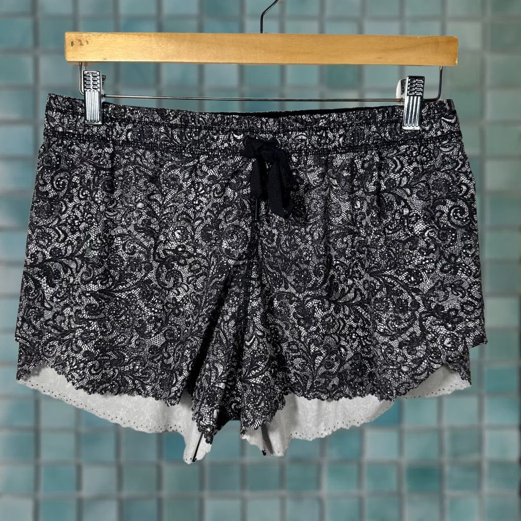 Lululemon Lululemon Hit it Short Mini Cinder Lace Paisley Scalloped Shorts Womens 8 Tall Size 30" / US 8 / IT 44 - 1 Thumbnail