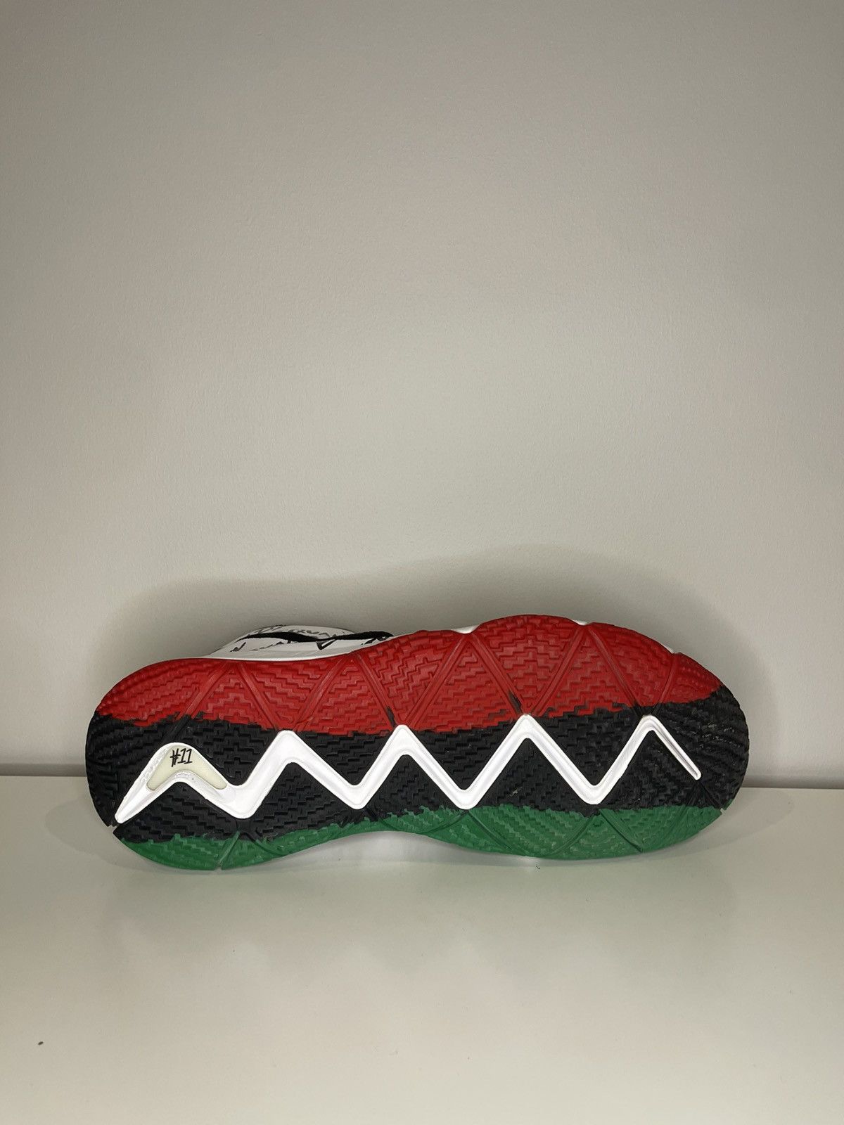 Nike Nike Kyrie 4 Size US 13 / EU 46 - 4 Thumbnail