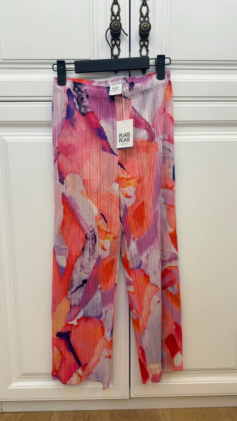 Issey Miyake size:2 Red pleated trousers