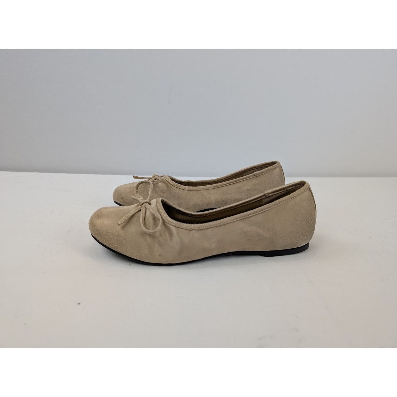 Balenciaga o1rshd1 Leopold Flat Satin Mule Shoe in Light Beige Size US 7 / EU 40 - 11 Thumbnail