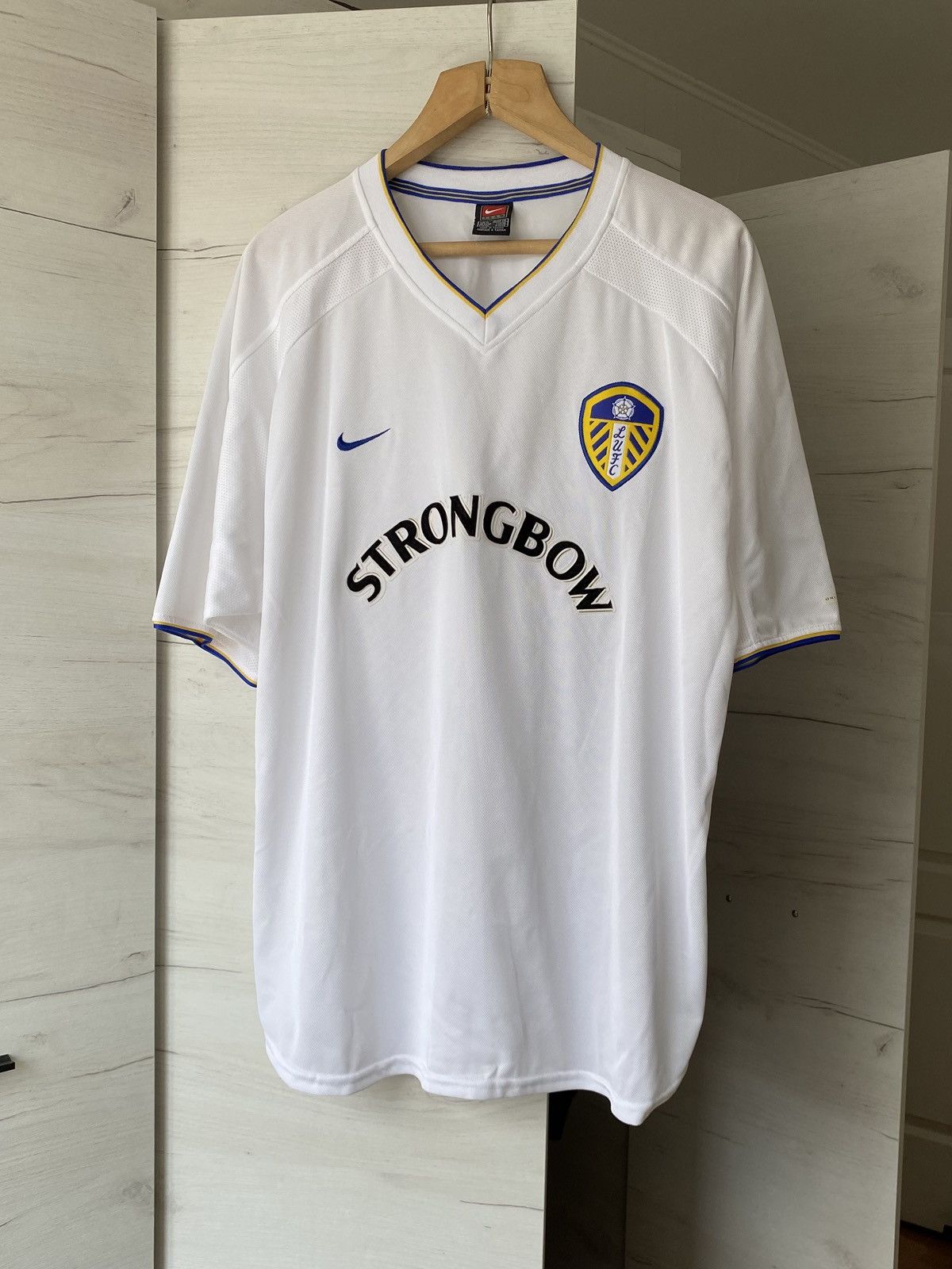 Nike Vintage Leeds United Nike Jersey 2002-04 Strongbow Era White Size US XL / EU 56 / 4 - 1 Thumbnail