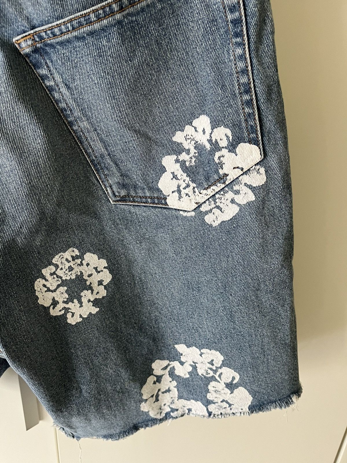 DENIM TEARS × Levi's Denim Tears x Levi’s - Cotton Wreath Shorts Light Wash Size US 32 / EU 48 - 7 Thumbnail