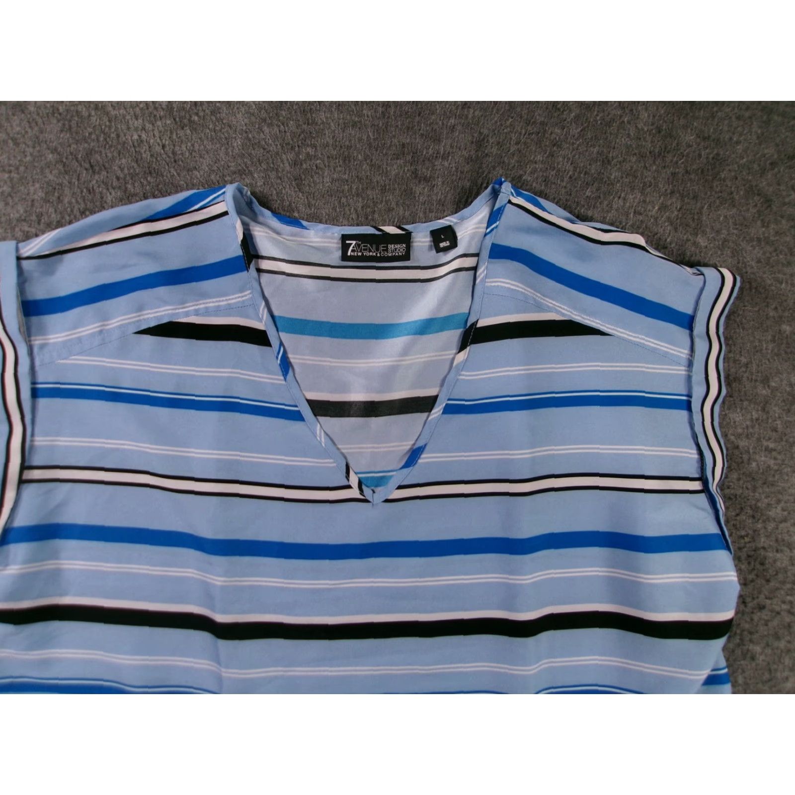 Vintage New York & Company Top Women L V-Neck Striped Light Blue Sleeveless Blouse Size L / US 10 / IT 46 - 2 Thumbnail
