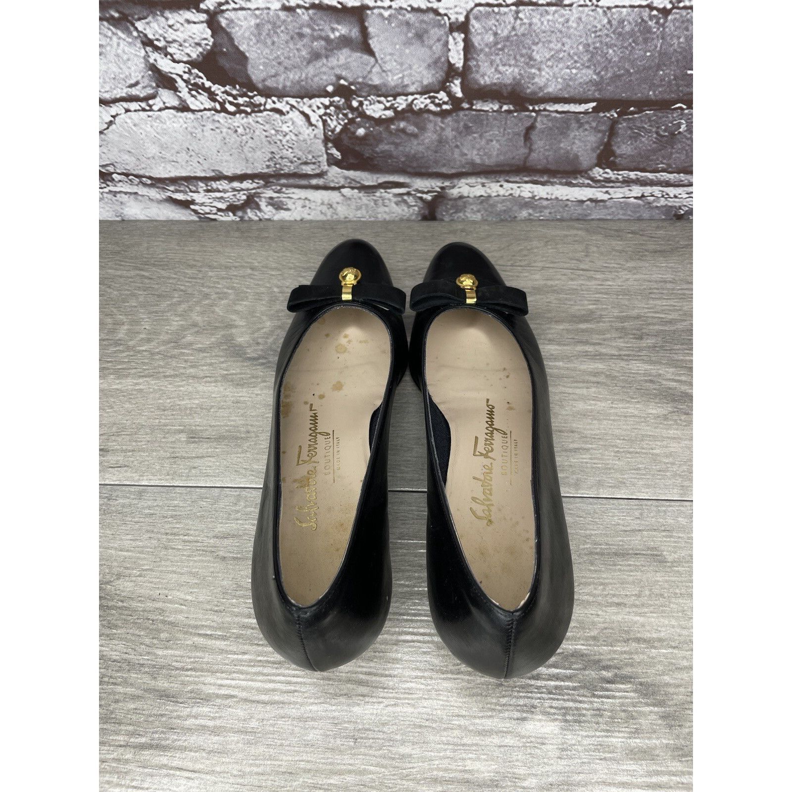 Salvatore Ferragamo Salvatore Ferragamo Black Leather Gold Bow Designer VTG Heel Size US 6 / IT 36 - 6 Thumbnail