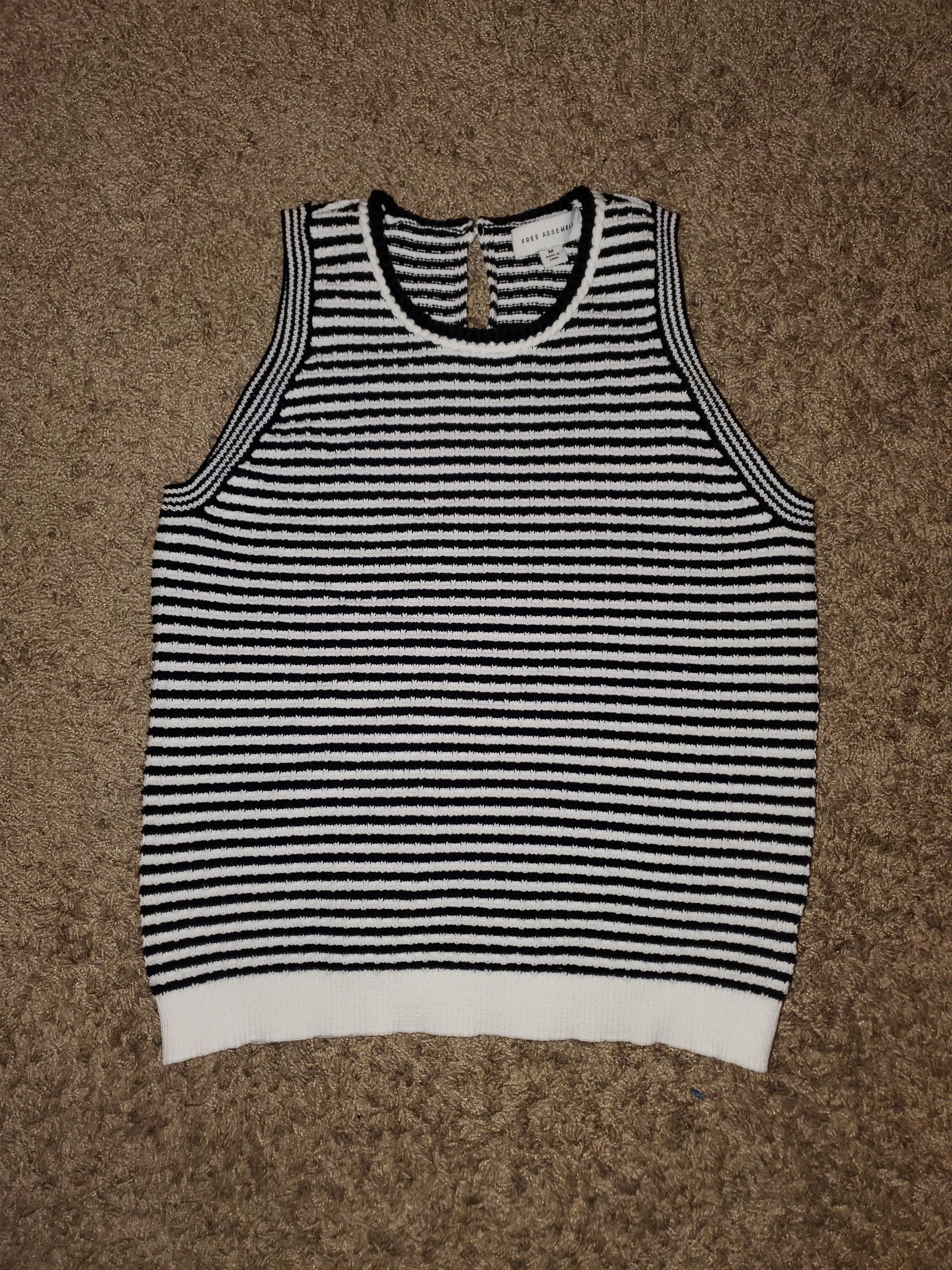 Other Free Assembly Women's Black + White Crochet Sweater Tank Size M / US 6-8 / IT 42-44 - 1 Thumbnail