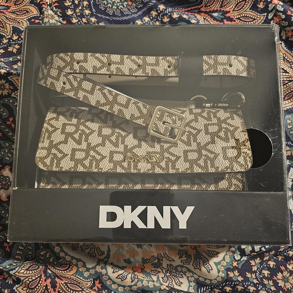 DKNY DKNY White & Tan Mono Clutch Brand New Gift Box Xmas Present Size ONE SIZE - 1 Thumbnail