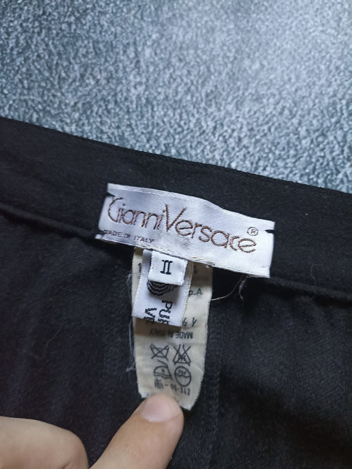 Versace Vintage 90s Archival Gianni Versace Black Wool Pencil Skirt Size 26" / US 2 / IT 38 - 5 Thumbnail