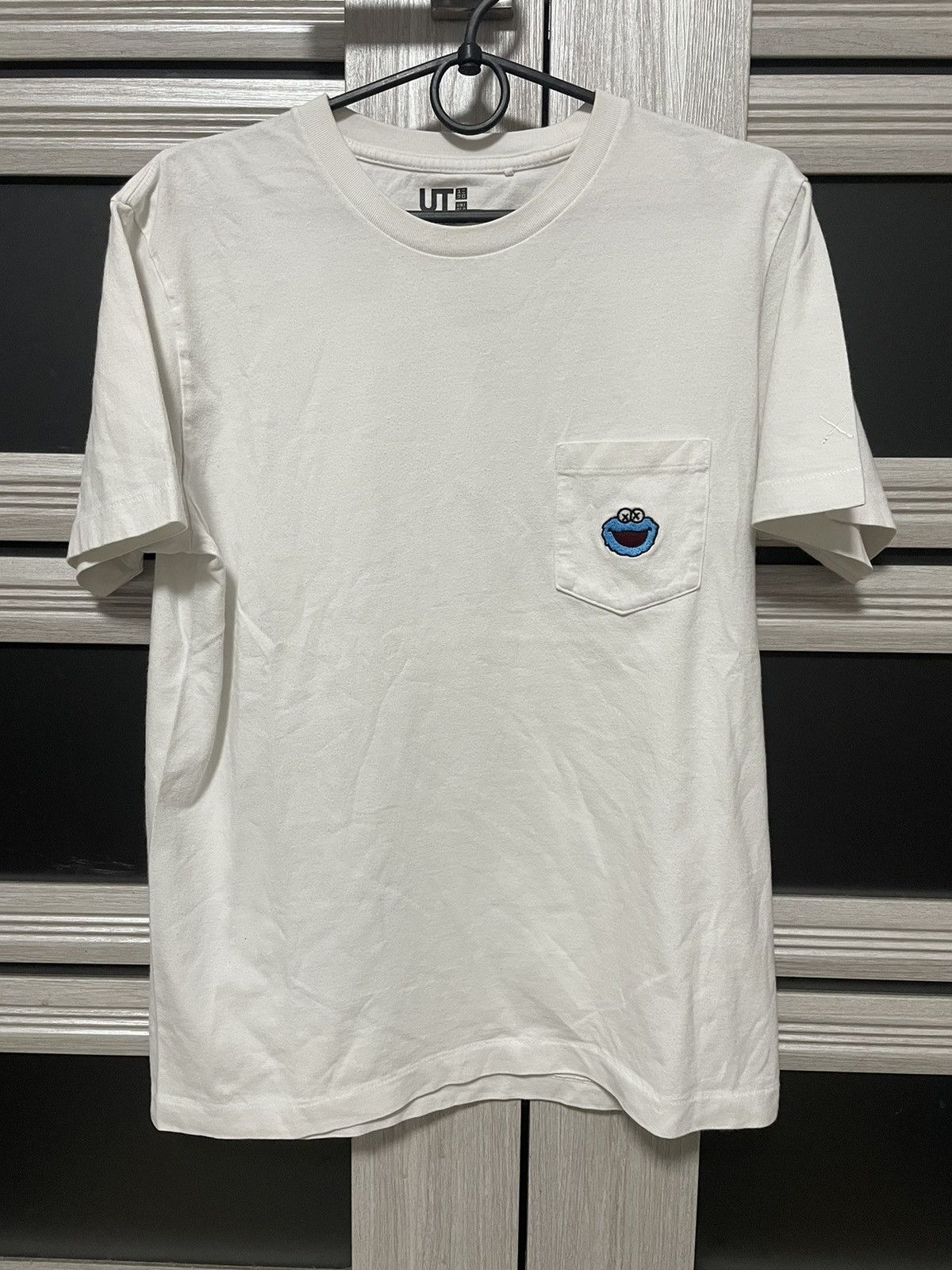 Japanese Brand Kaws x Uniqlo Sesame Street Elmo Pocket Tee White UT S Size US S / EU 44-46 / 1 - 1 Thumbnail
