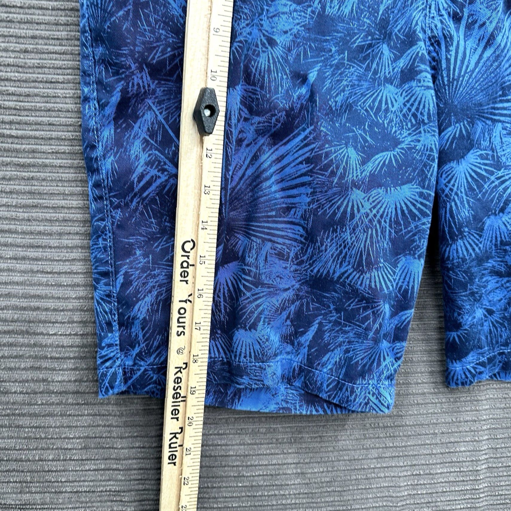 Oakley Oakley Shorts Men 34 Blue Floral Print Outdoors Swimming Weekend Vacation Casual Beach Outdoor Logo 34 Regular Men Fillers? Size US 34 / EU 50 - 5 Thumbnail