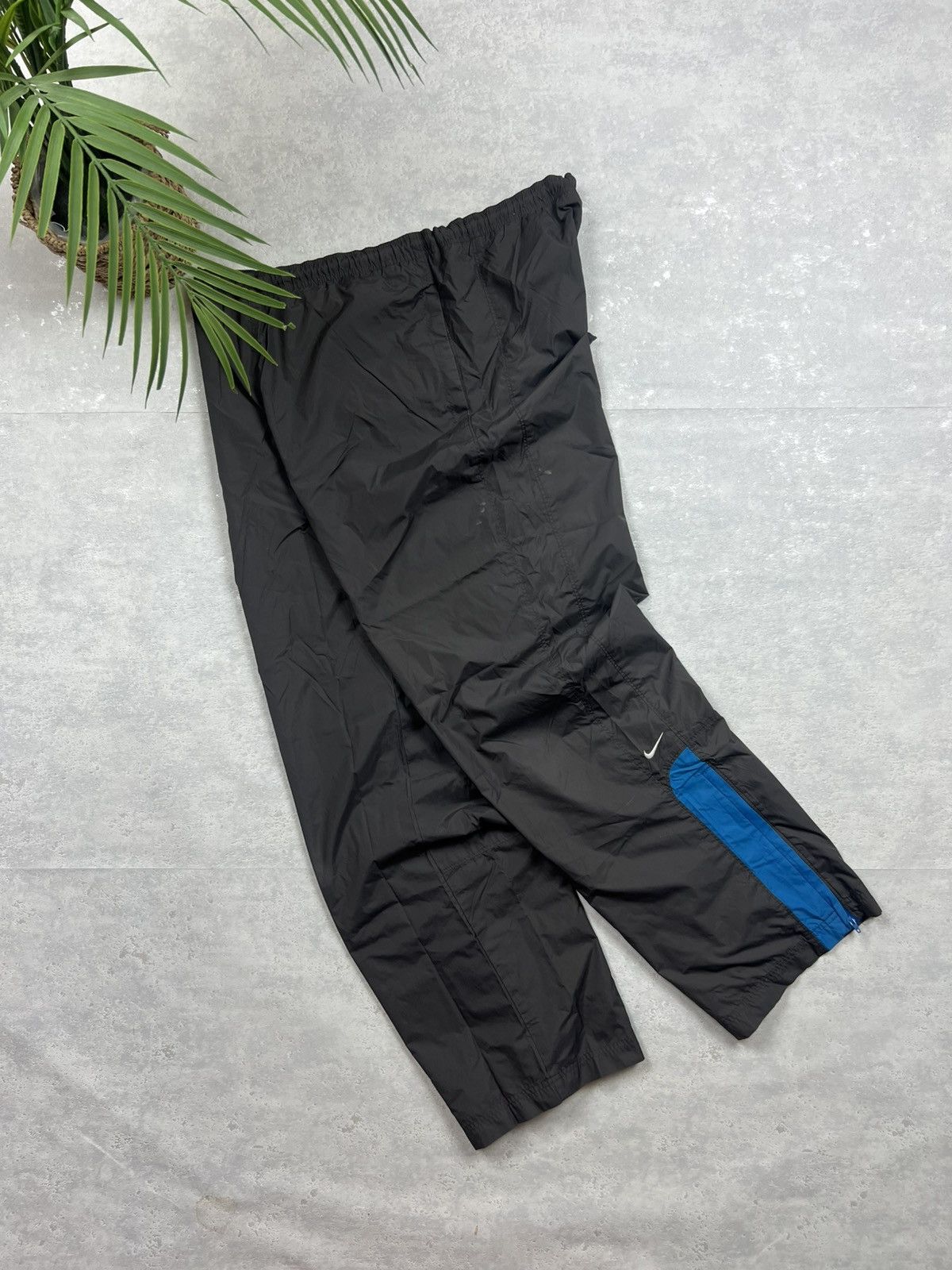 Nike 90s Nike Swoosh Vintage Gorpcore Y2K Baggy Parachute Pants Size US 34 / EU 50 - 1 Thumbnail