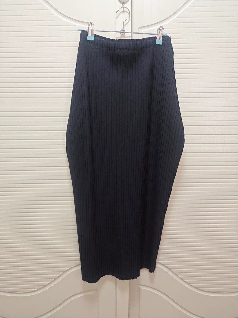 Issey Miyake Issey Miyake size:2 Black pleated tulip skirt Size 31" - 3 Thumbnail