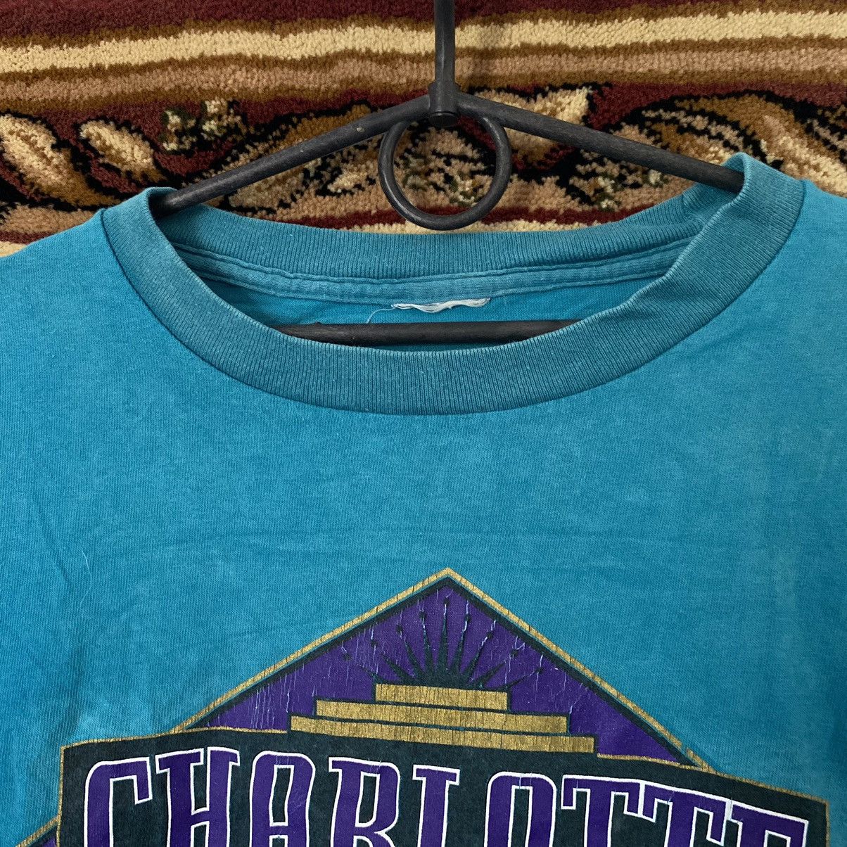 Band Tees × NBA × Vintage Vintage Charlotte Hornets T-Shirt NBA Size US XL / EU 56 / 4 - 8 Thumbnail