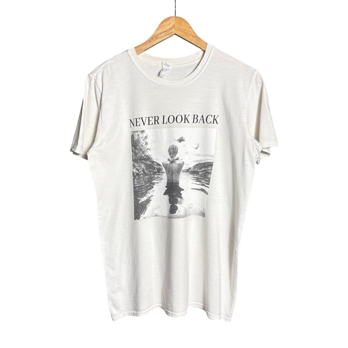 Vintage Vintage Never Look Back Photo Graphic T-Shirt / Y2K Size US M / EU 48-50 / 2 - 1 Thumbnail