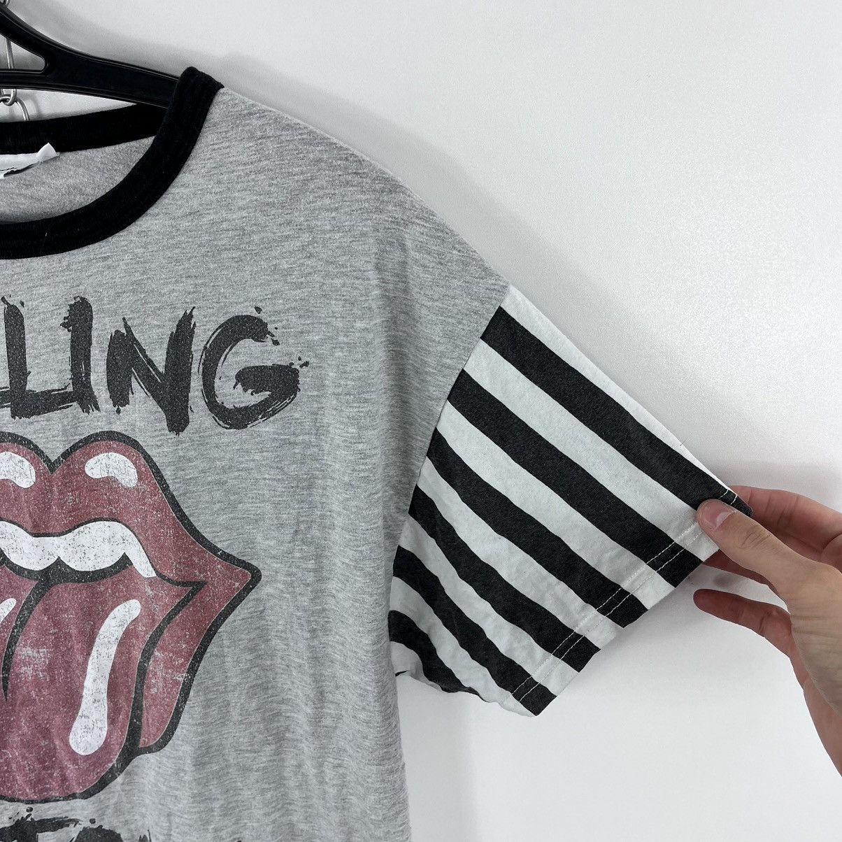 Band Tees The Rolling Stones T-Shirt 2014 Big Logo Stripes Sleeve Sz L Size US L / EU 52-54 / 3 - 4 Thumbnail
