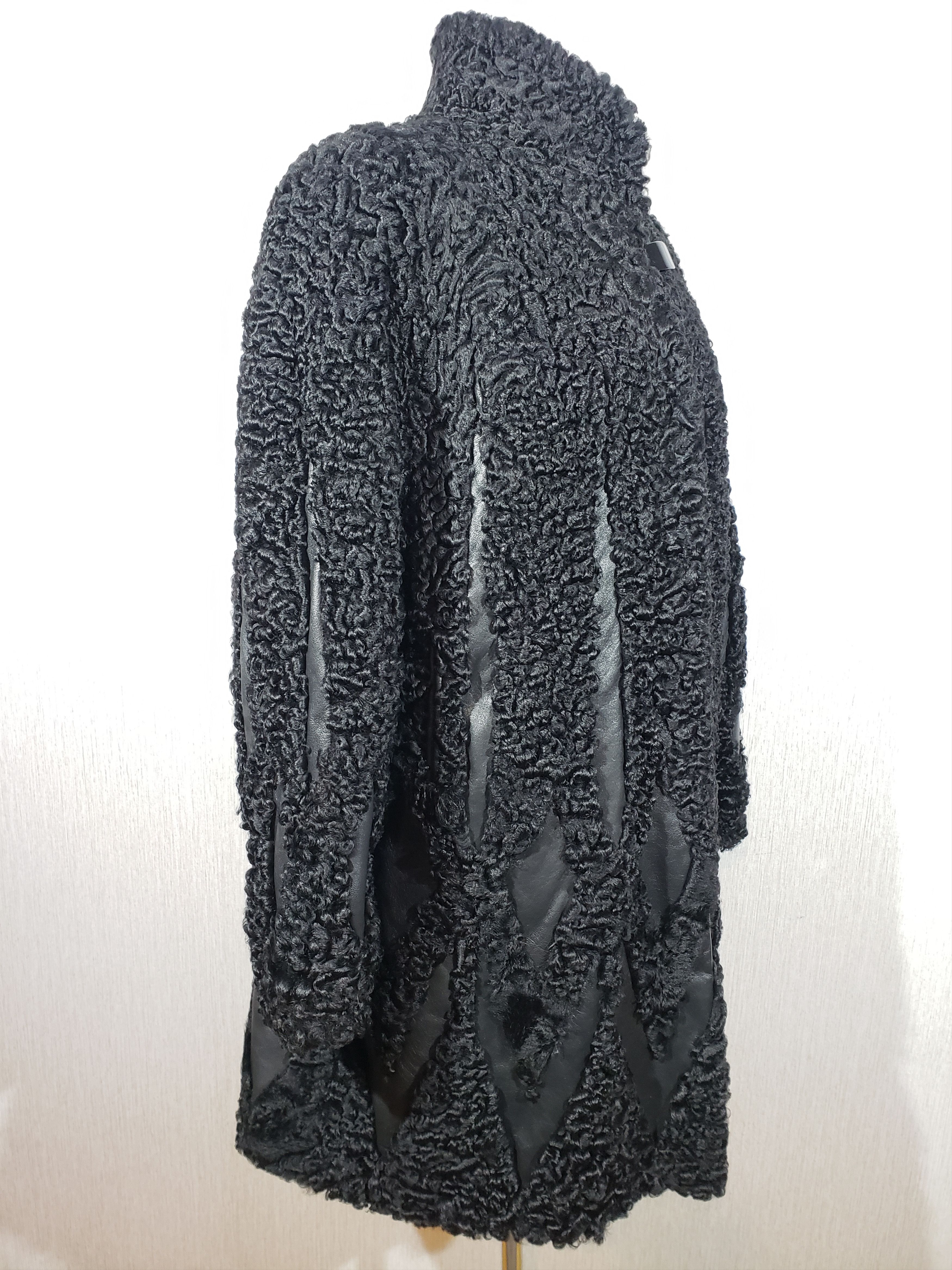 Uniqlo Black fur coat made of warm sheepskin. Size 3XL / US 20-22 - 3 Thumbnail