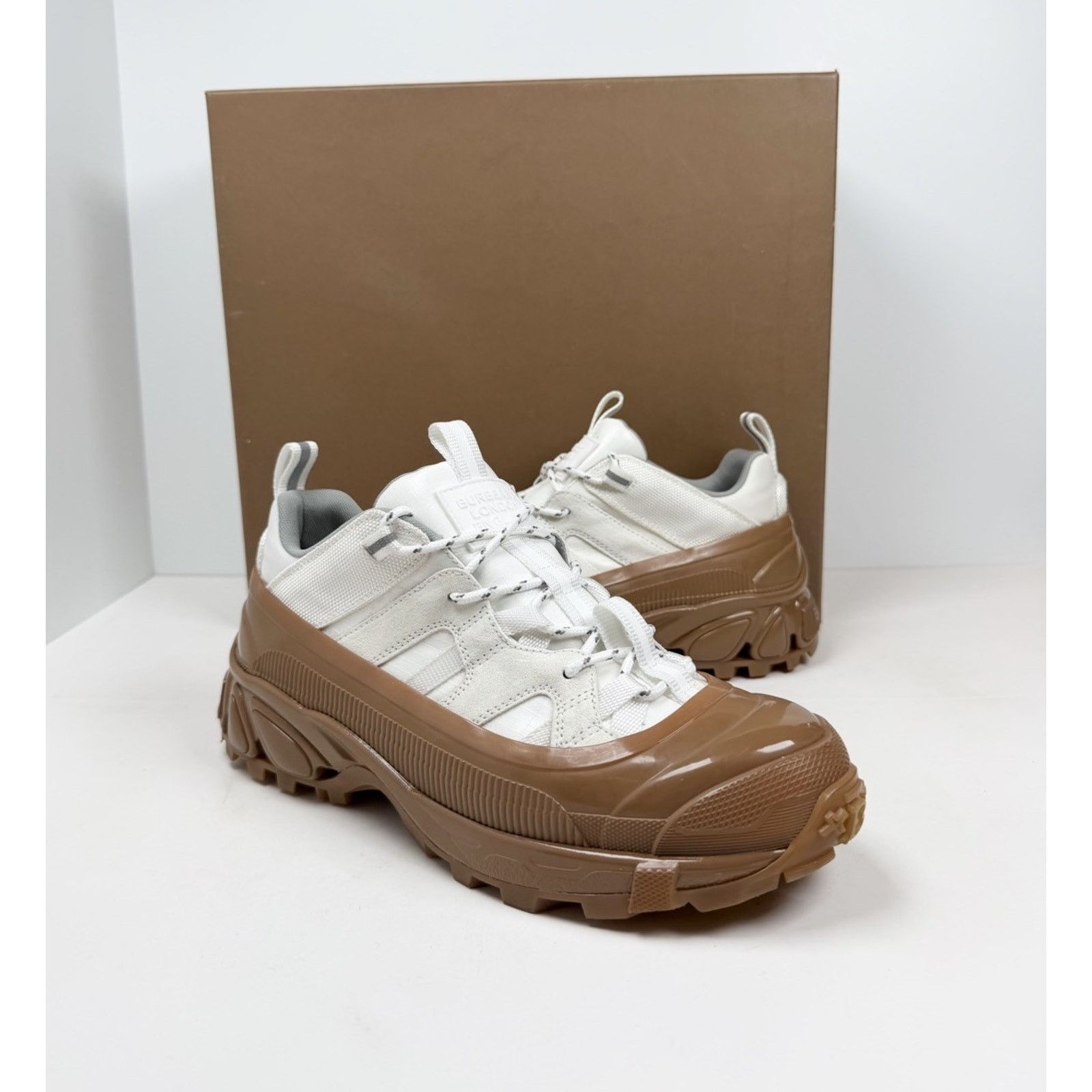 Burberry Size 41EU/8US - Burberry Arthur White Brown Size US 8 / EU 41 - 2 Thumbnail