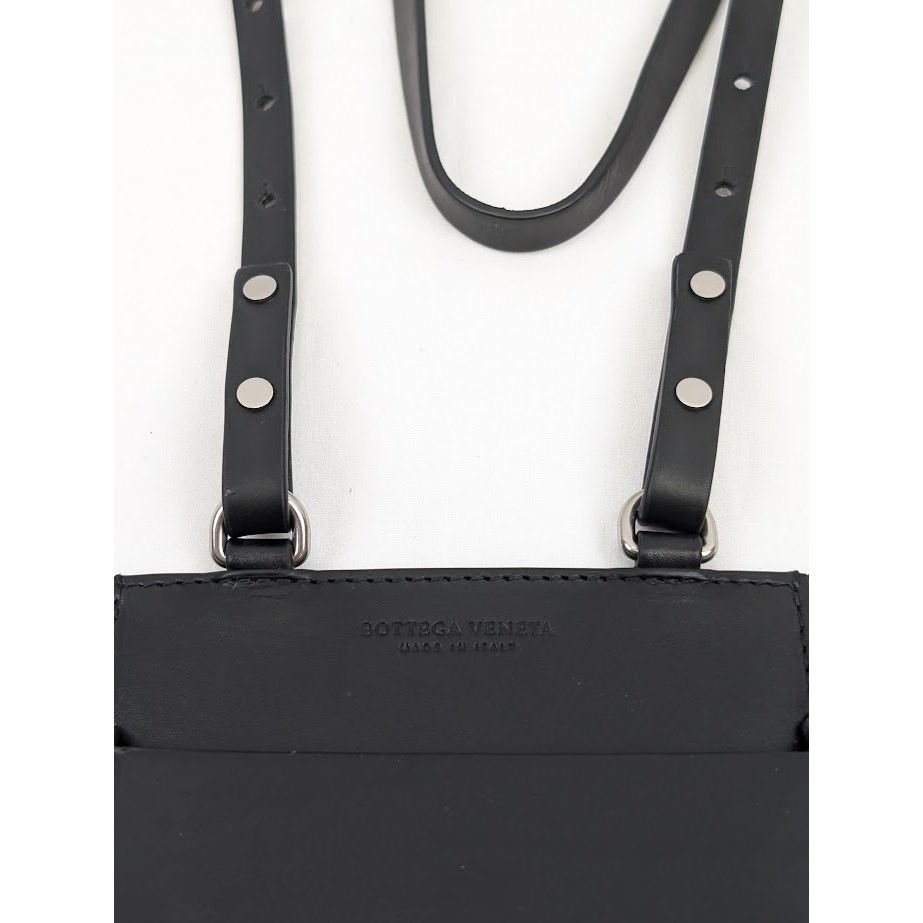 o1rshd1 Q:2 / Size: OS / Paper Calf Perforated Case in Nero