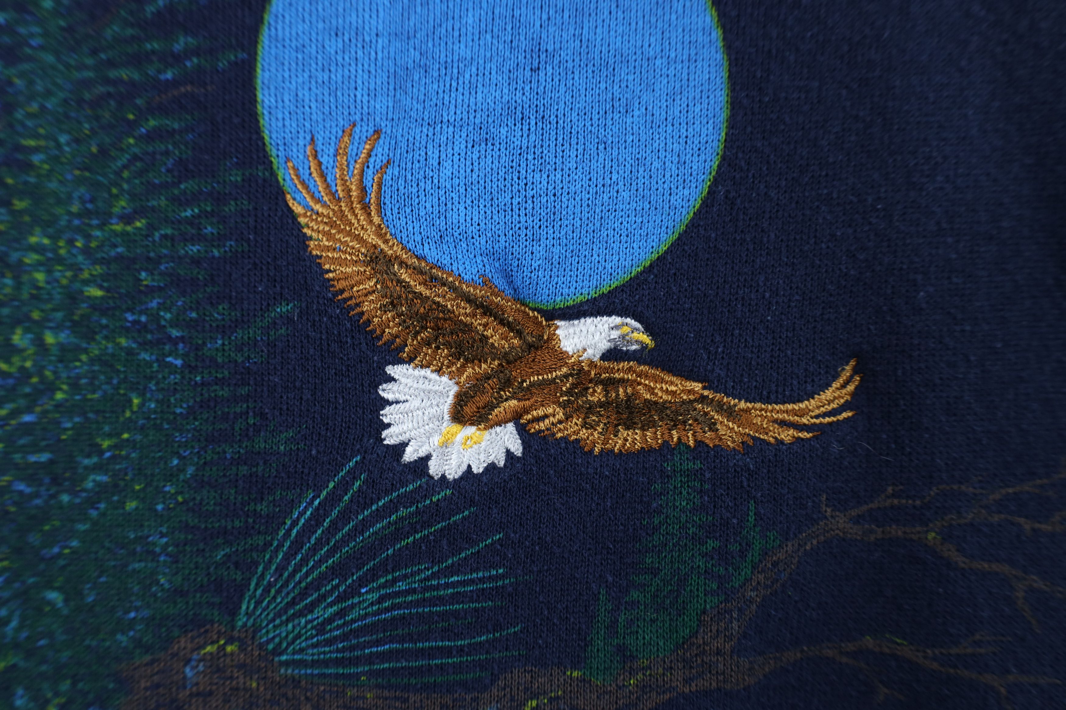 Vintage Vintage 90s Streetwear Woodlands Eagle Nature Sweatshirt USA Size US L / EU 52-54 / 3 - 5 Thumbnail