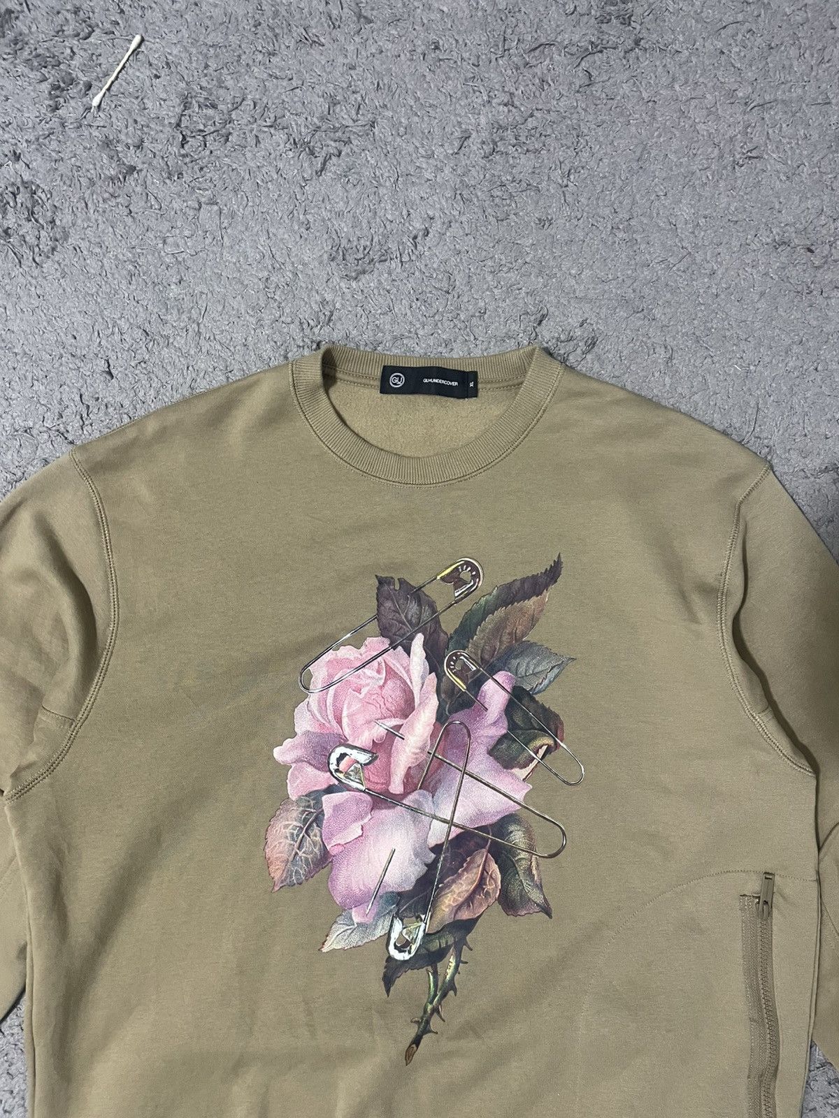 Japanese Brand × Jun Takahashi × Undercover UNDERCOVER FREEDOM x GU FLOWER GRAPHIC SWEATSHIRT Size US XL / EU 56 / 4 - 2 Thumbnail