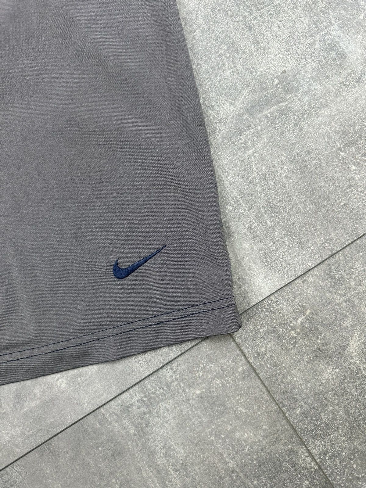 Nike Nike Vintage Rare Centr Swosh Tee Small Logo Size US L / EU 52-54 / 3 - 12 Thumbnail