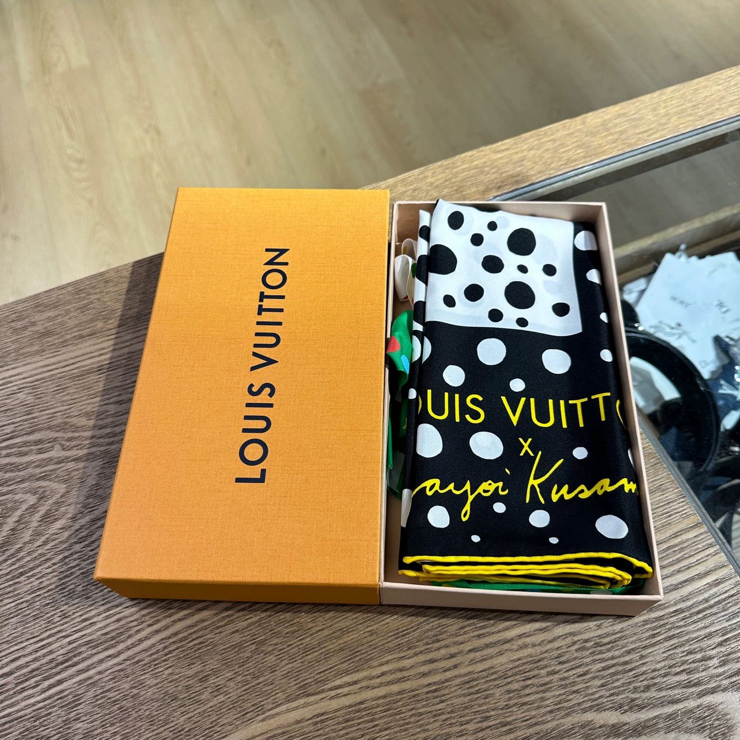 Louis Vuitton LV x Yayoi Kusama Polka Dot Pumpkin Silk Scarf Size ONE SIZE - 2 Thumbnail