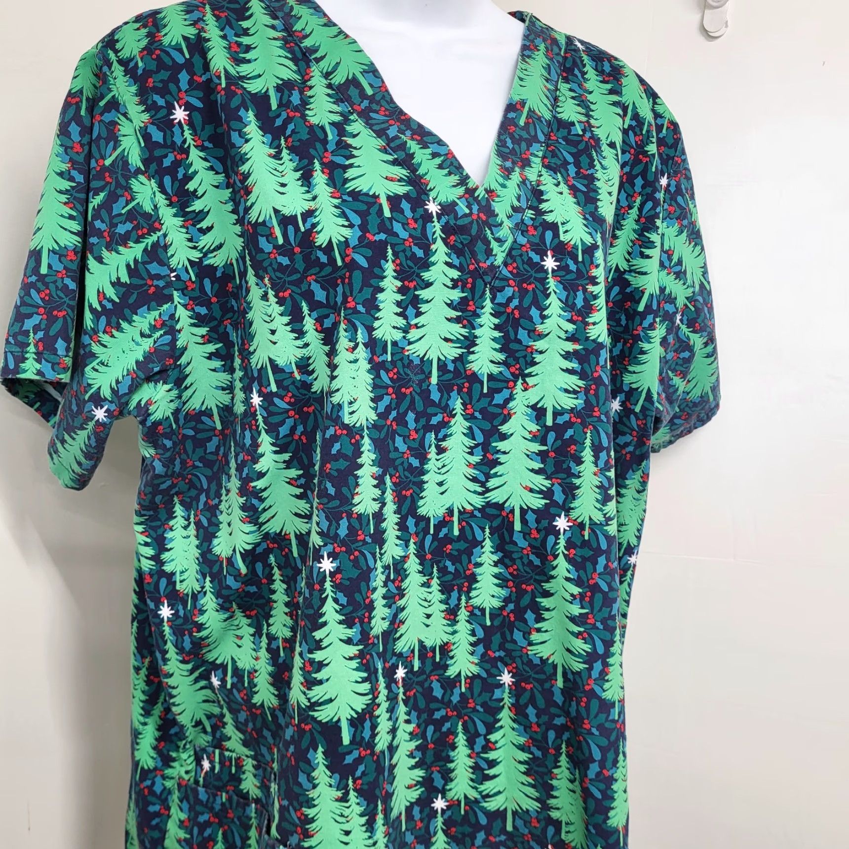 Vintage Uniform Advantage Scrub Top Women XL Green Red Blue Winter Trees Christmas Patterns Nurse... Size XL / US 12-14 / IT 48-50 - 3 Thumbnail