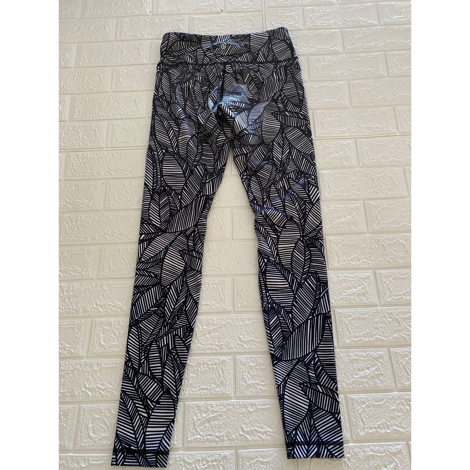 Lululemon Lululemon legging size 6 white and Black Size 28" / US 6 / IT 42 - 6 Thumbnail