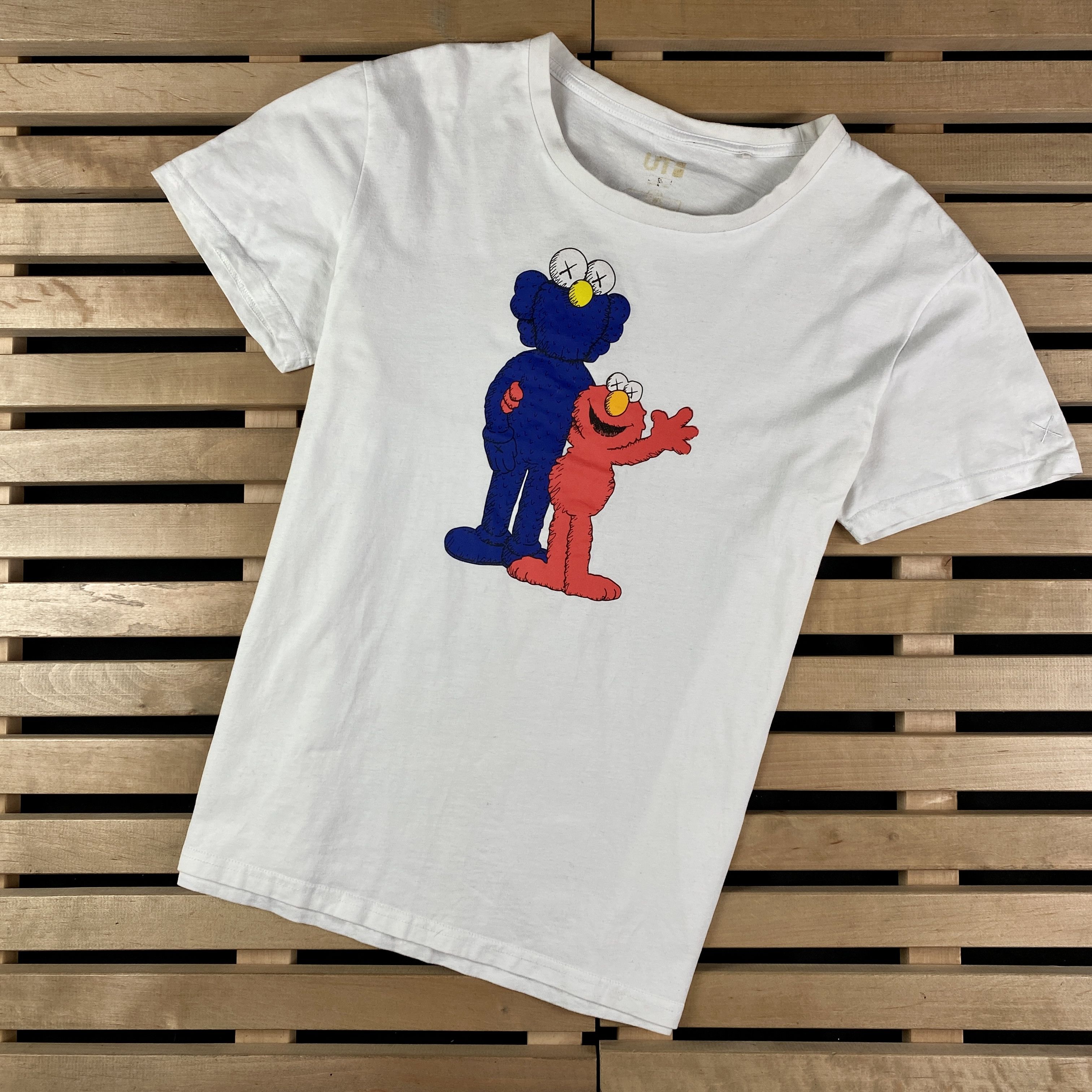 Kaws × Uniqlo Mens T-Shirt Uniqlo x Kaws Big Print Size M-L Size US M / EU 48-50 / 2 - 1 Thumbnail
